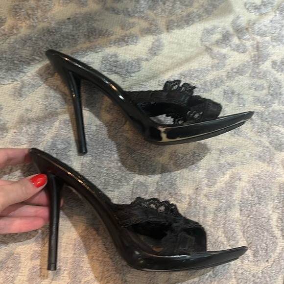 Black heels with ruffles in good shape - Picture 3 of 4